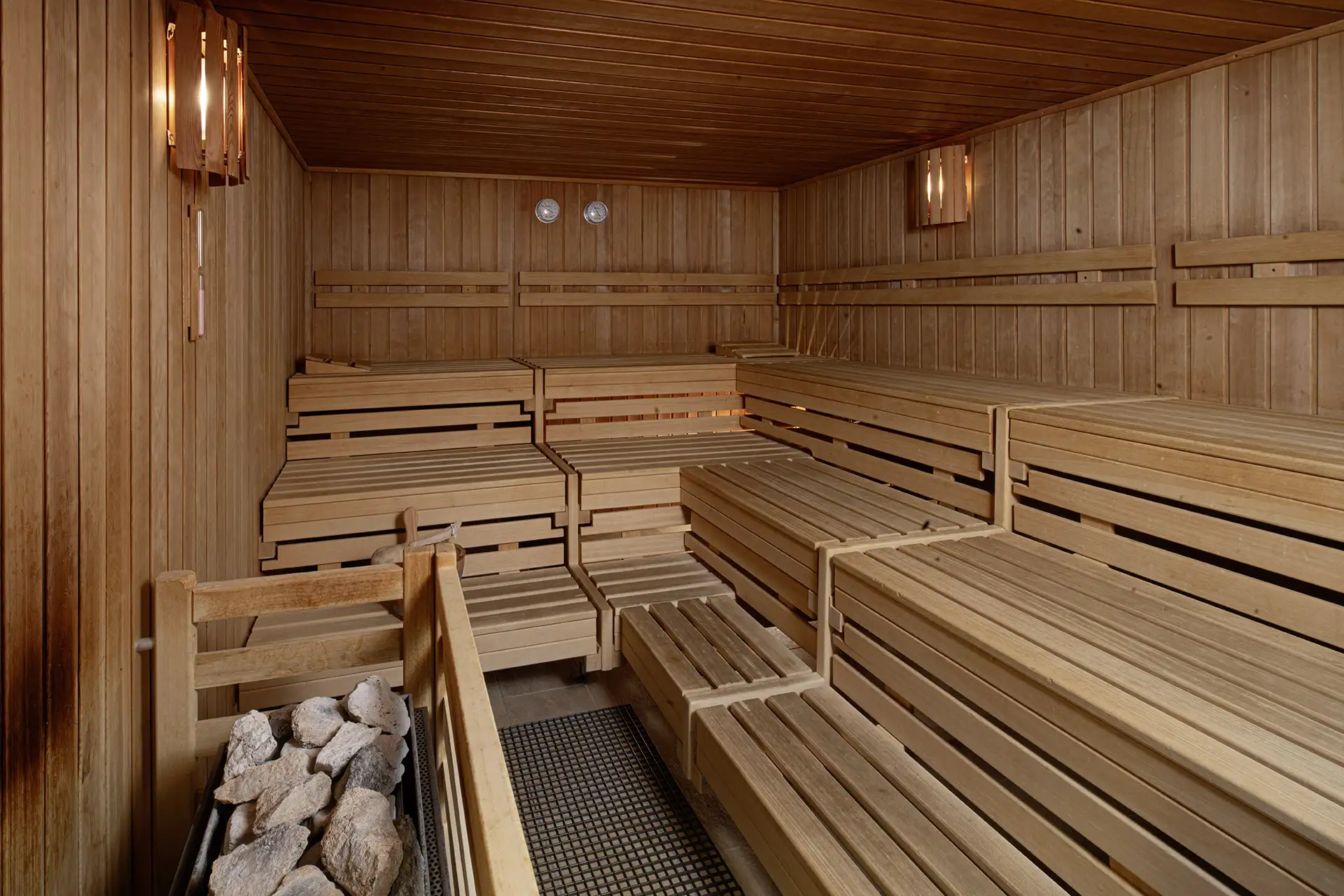 Saunabereich mit Holzbänken und Saunaofen.