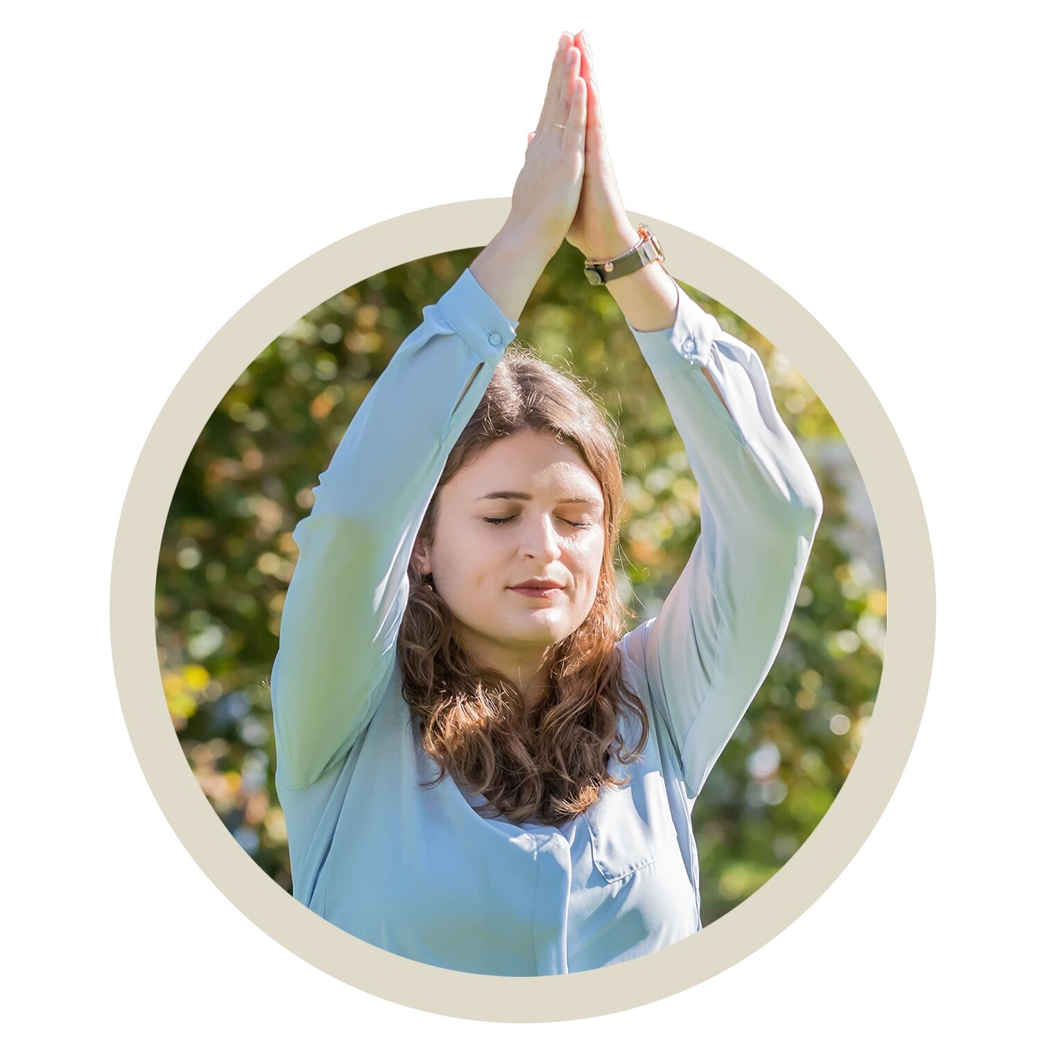 Frau in Meditation, mit geschlossenen Augen und gefalteten Händen im Freien.