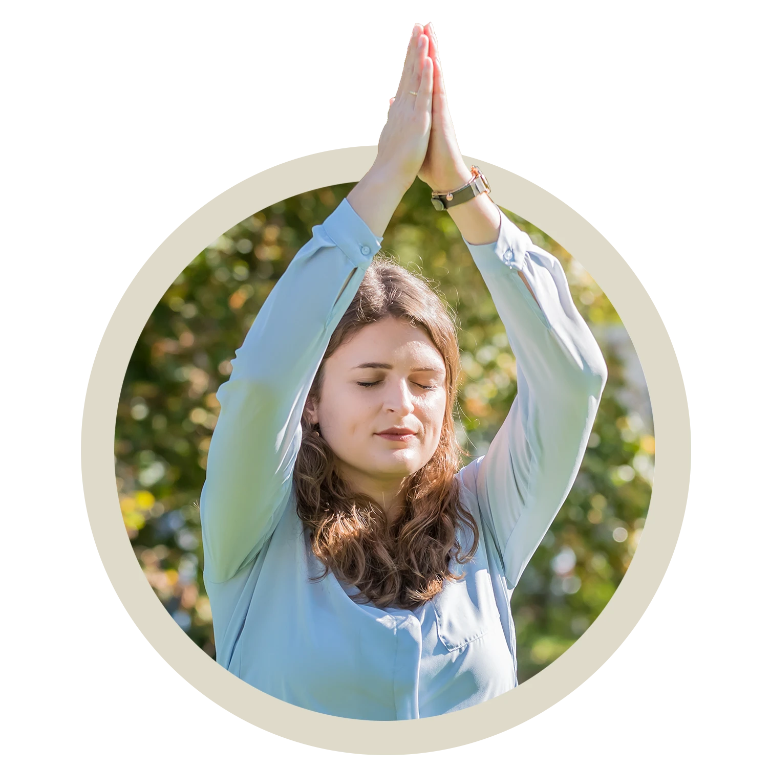Frau in Meditation, mit geschlossenen Augen und gefalteten Händen im Freien.