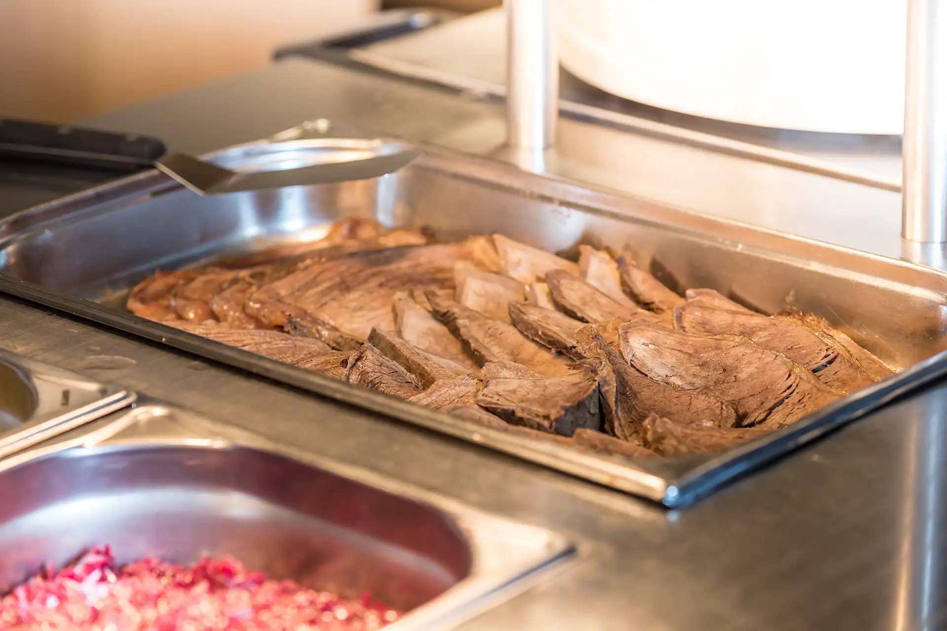 Dünn geschnittenes, zartes Bratenfleisch, frisch serviert für ein herzhaftes Gericht.