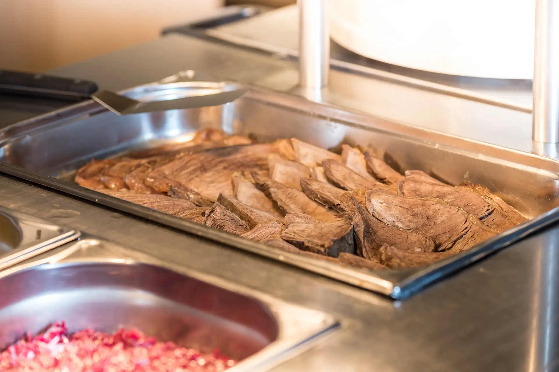 Dünn geschnittenes, zartes Bratenfleisch, frisch serviert für ein herzhaftes Gericht.
