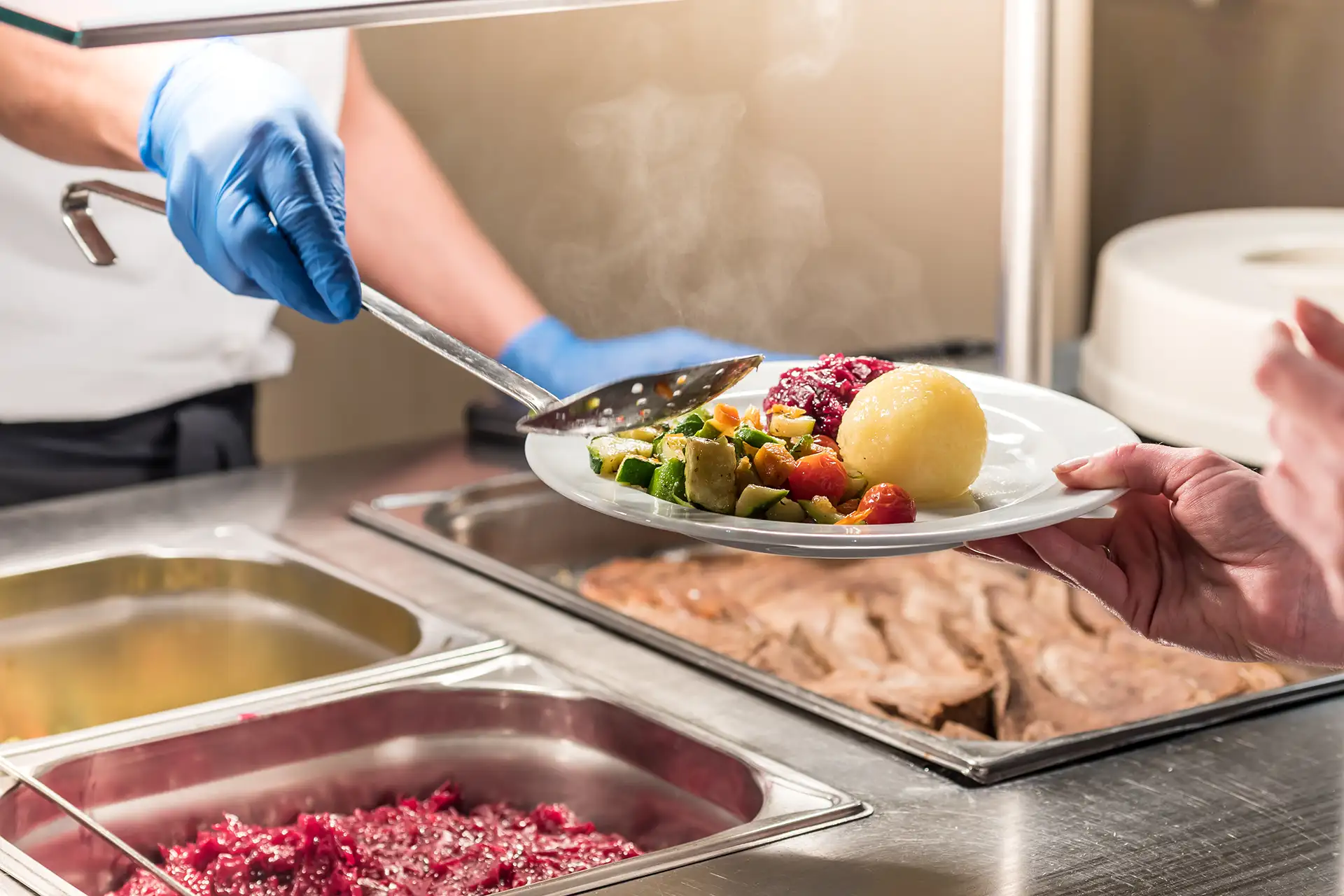 Frisches Gemüse, Knödel und Rotkohl, sorgfältig serviert für eine gesunde Mahlzeit.