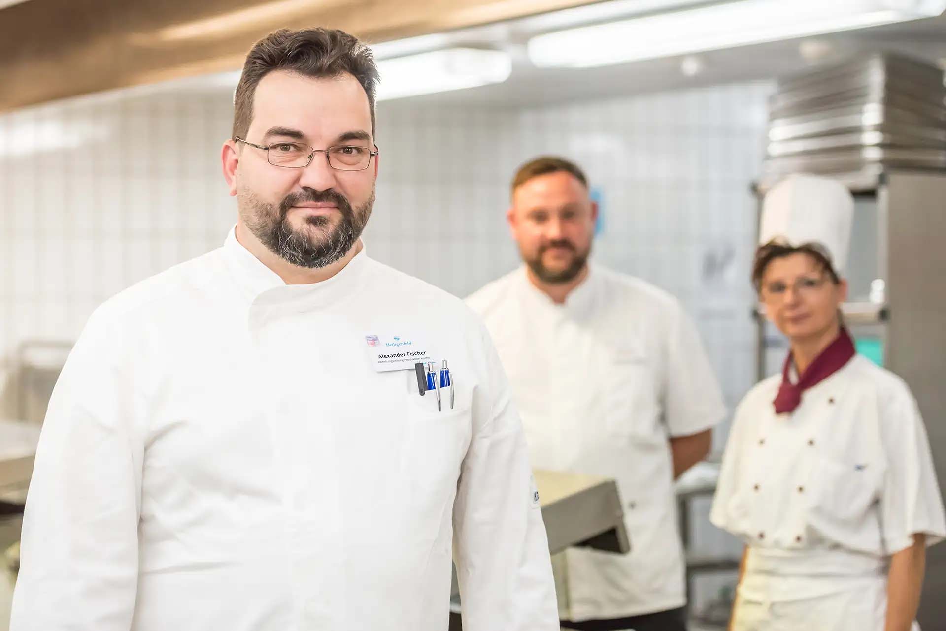 Ein Team von Köchen in professioneller Küche, bereit für den Service.