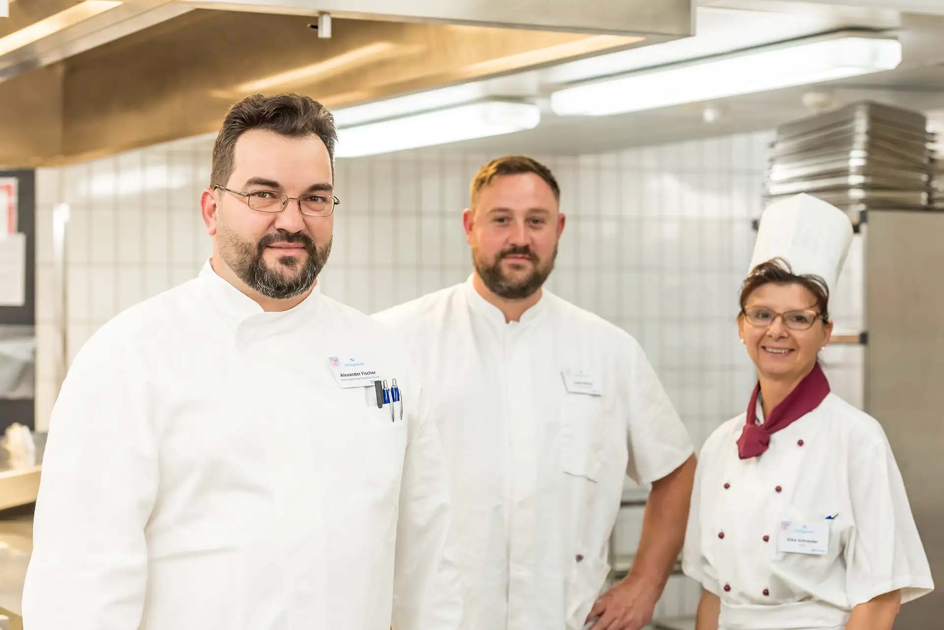 Ein Team von Köchen in professioneller Küche, bereit für den Service.