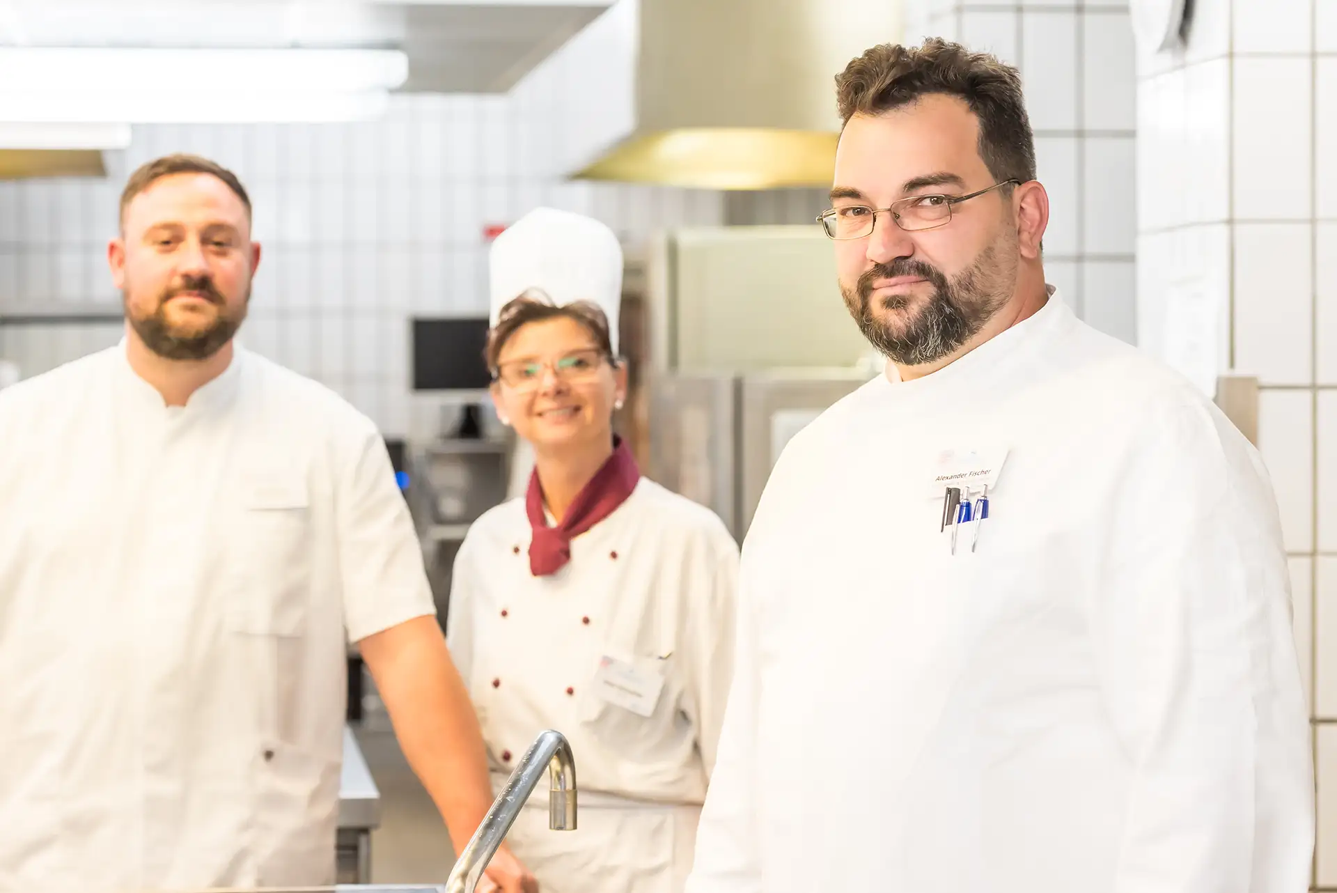 Ein Team von Köchen in professioneller Küche, bereit für den Service.
