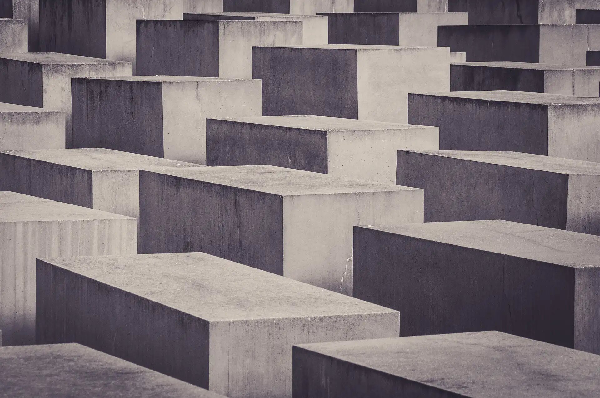 Das Holocaust-Mahnmal in Berlin: Betonstelen erinnern an die ermordeten Juden Europas.