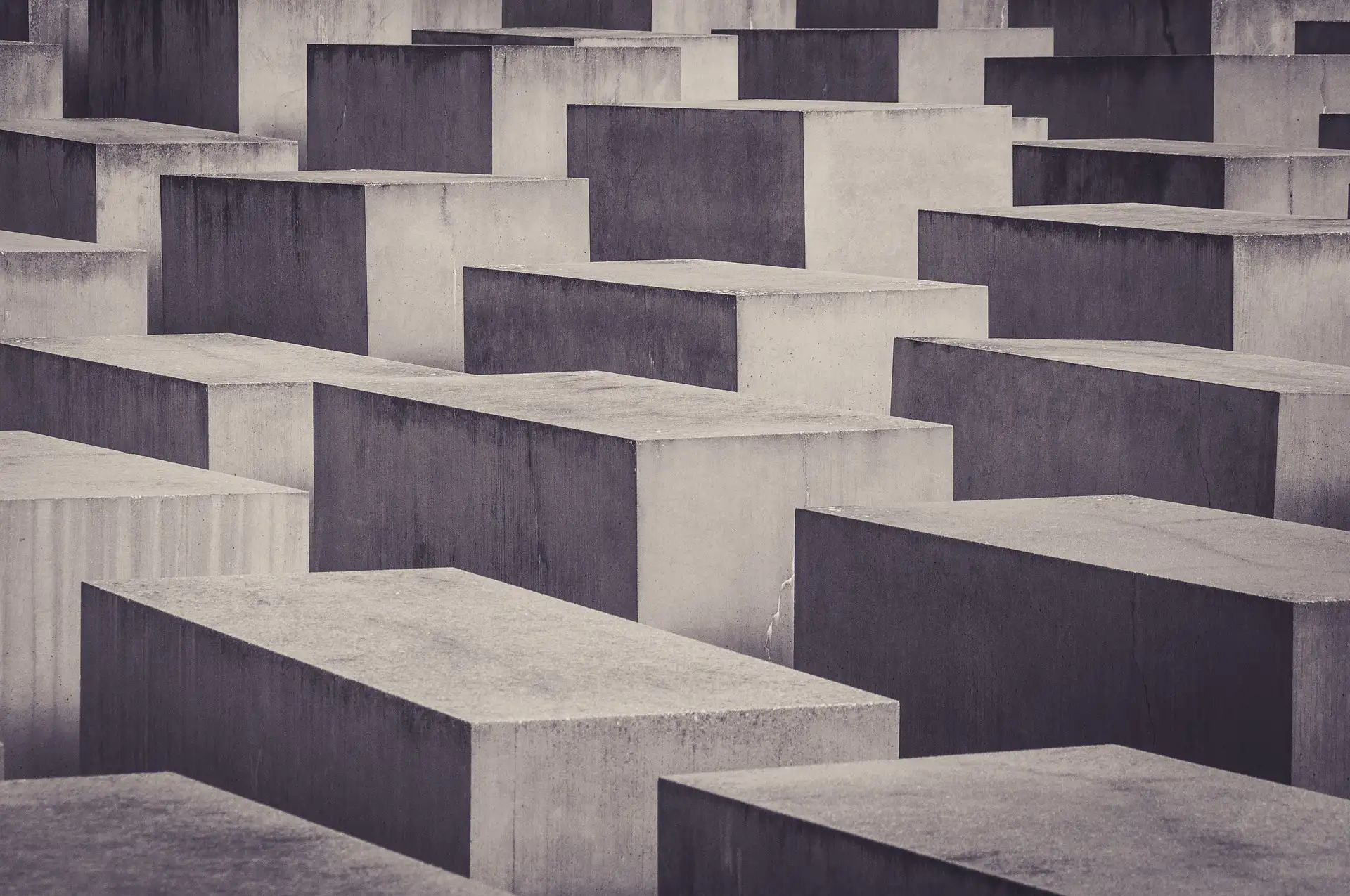 Das Holocaust-Mahnmal in Berlin: Betonstelen erinnern an die ermordeten Juden Europas.