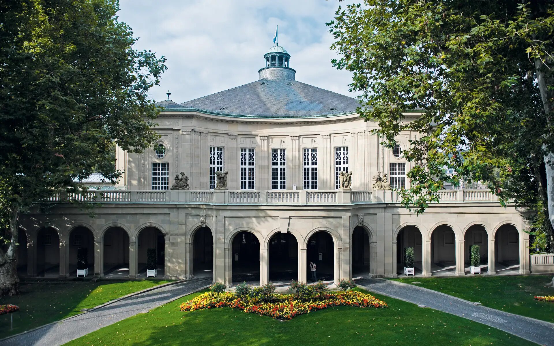 Frontalansicht des historischen Regentenbaus.