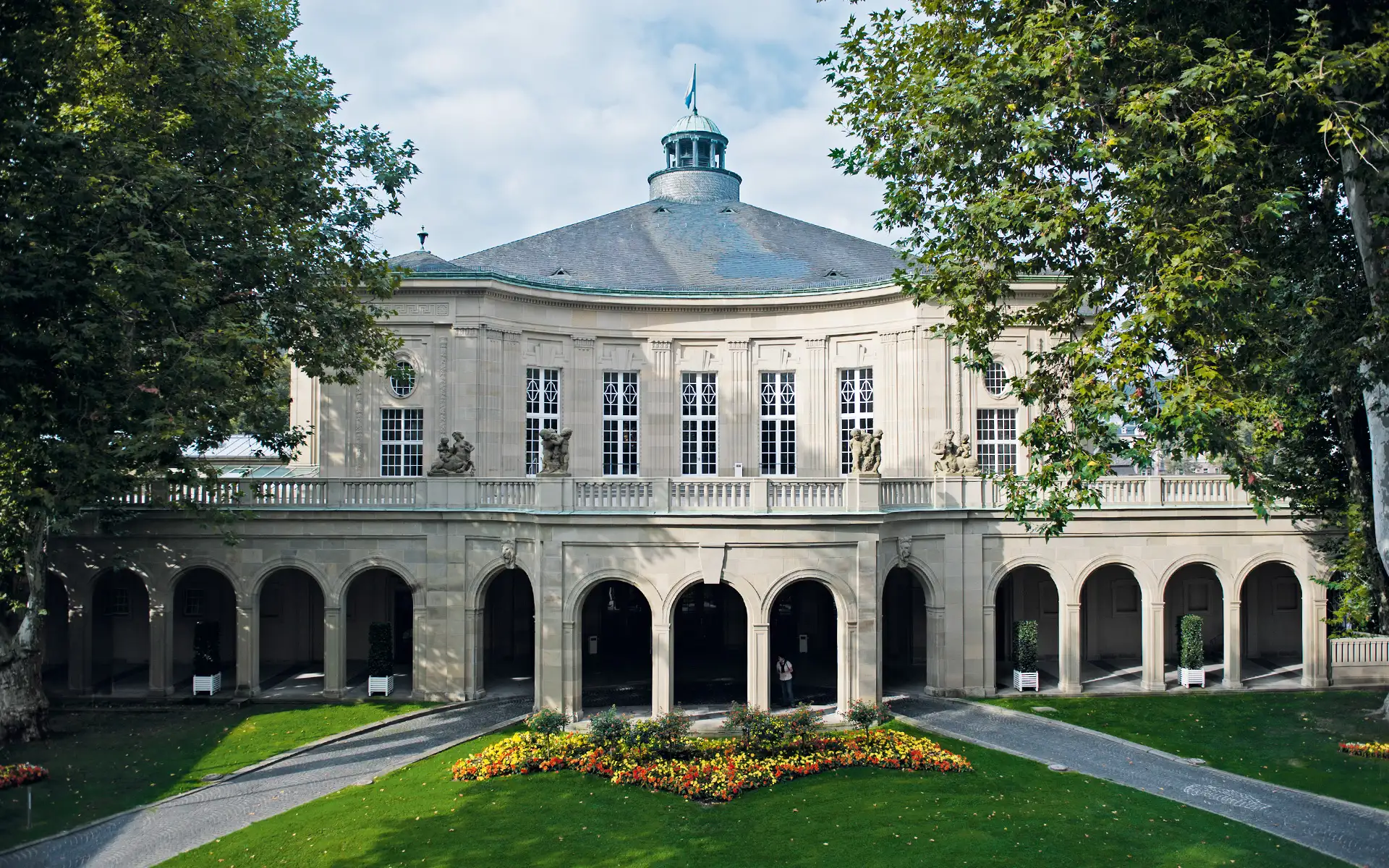 Frontalansicht des historischen Regentenbaus.