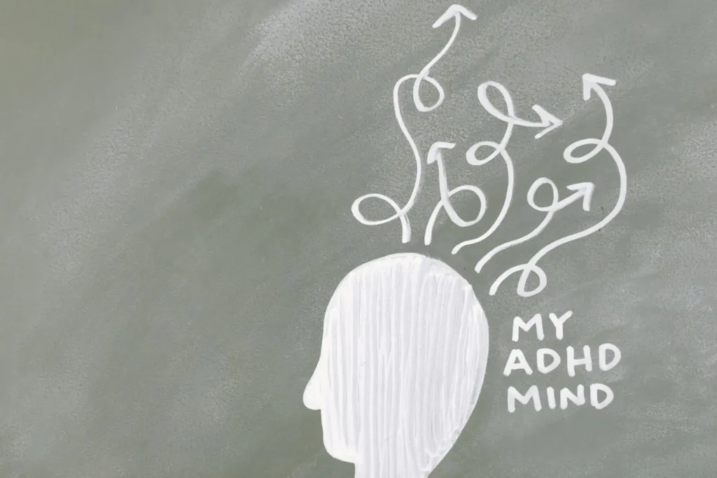 Kreative Darstellung eines ADHD-Gehirns mit wirren Pfeilen und Gedankenrichtungen.