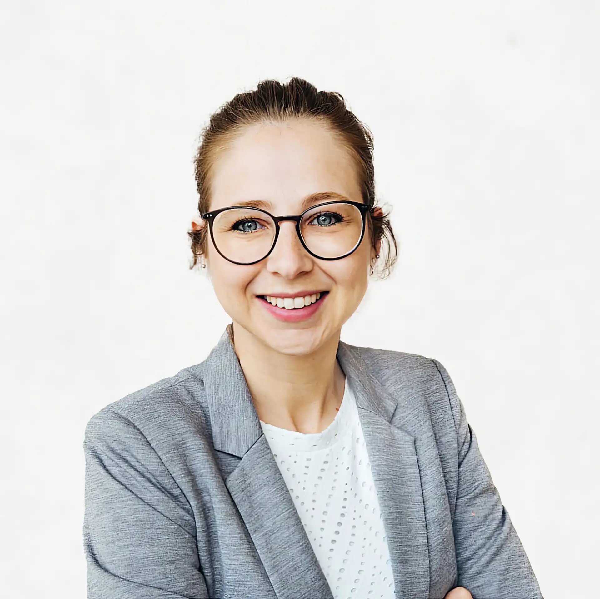 Frau mit Brille lächtelt freundlich