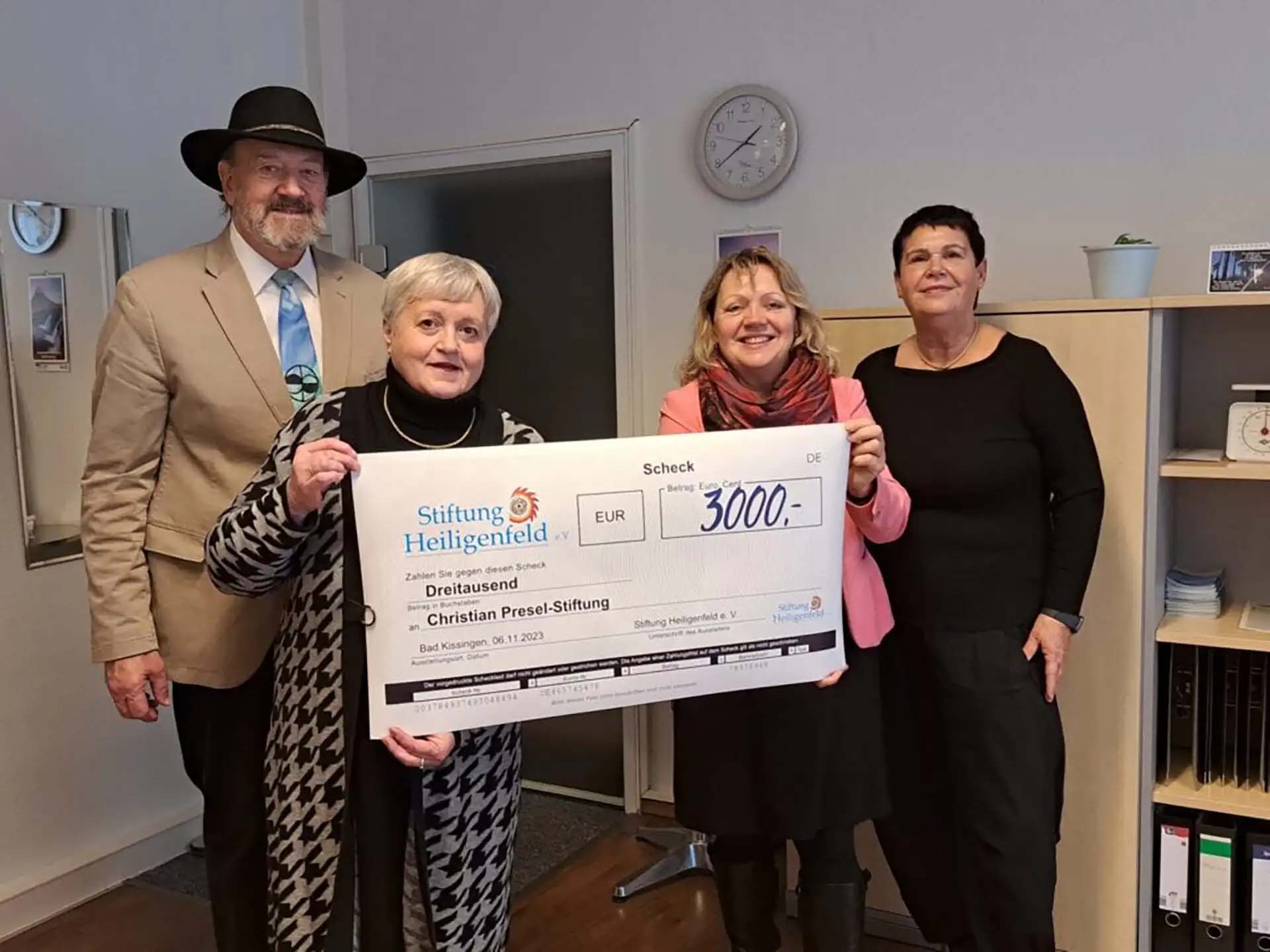 Spendenübergabe mit Spendenscheck über 3000 €