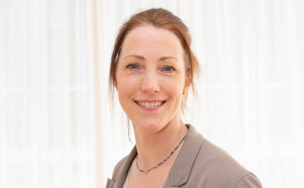 Frau lächelt in Kamera