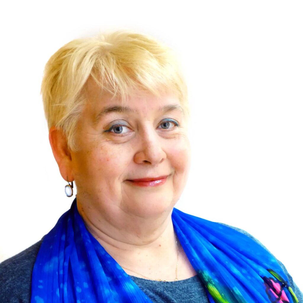 Lächelnde Frau mit blauem Schal